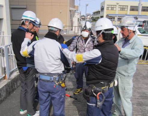 円陣を組む技術スタッフ